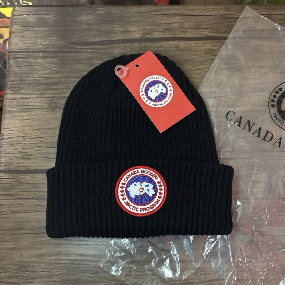 Canada Goose Black Beanie Men’s Hat with Logo Patch One Size Winter Fall