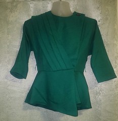 T J Women’s Green Solid Round Neck 3/4 Sleeve Button Accent Blazer Size 10