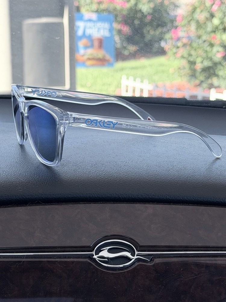 Oakley Frogskins Men’s Sunglasses Clear Plastic Frame Blue Tinted Lenses