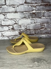 Crocs Pale Yellow Rubber Wedge T-Straps Slide Sandals Women’s Sz 7M US/38EU