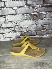 Crocs Pale Yellow Rubber Wedge T-Straps Slide Sandals Women’s Sz 7M US/38EU