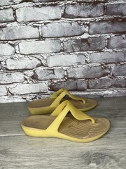Crocs Pale Yellow Rubber Wedge T-Straps Slide Sandals Women’s Sz 7M US/38EU
