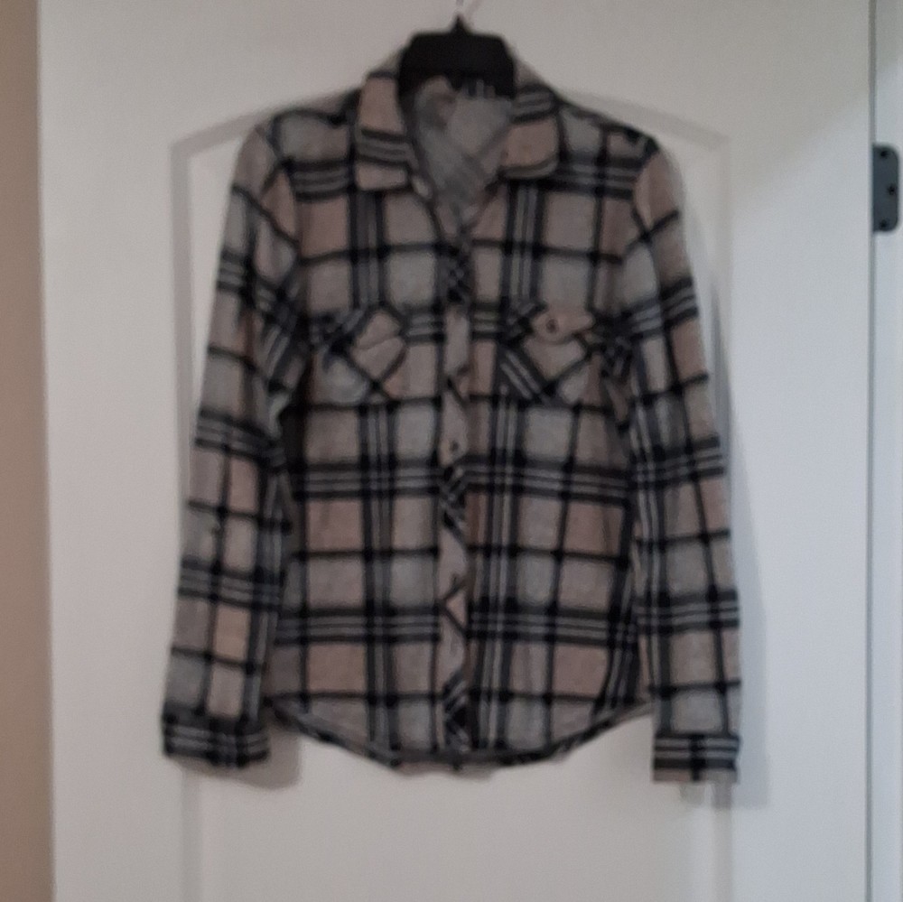 (28) Vanity Women’s Gray, Pink, & Black Plaid Flannel Collared Pockets L